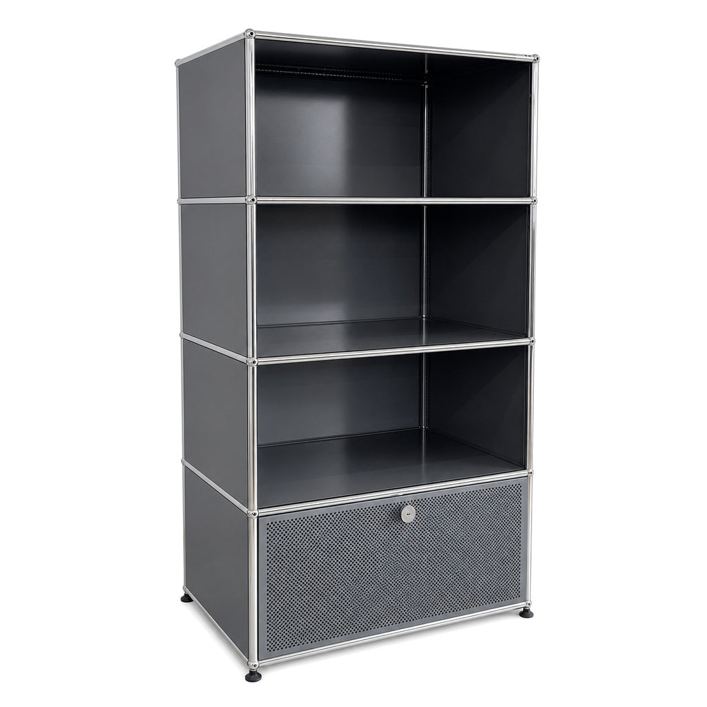 USM Haller Highboard 1x4 in Mittelgrau mit drei offenen Fächern und einem perforierten Schallschutz-Auszug.