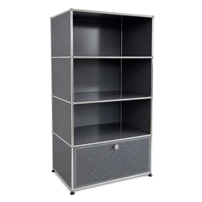 USM Haller Highboard 1x4 in Mittelgrau mit drei offenen Fächern und einem perforierten Schallschutz-Auszug.