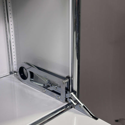 USM Haller Highboard Scharnier Mechanismus in lichtgrauem Sideboard Detail