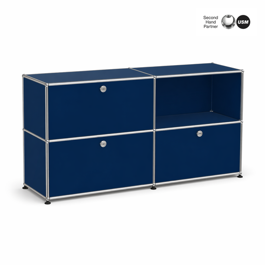 USM Haller Highboard 2x2 in stahlblau mit 3 Klappen und offenem Fach, silbernem Rahmen.