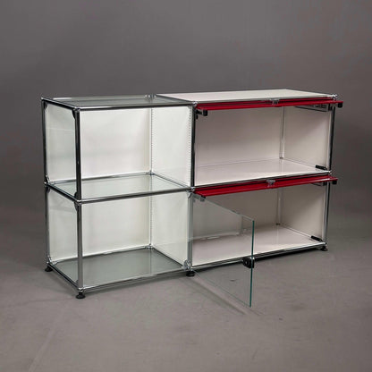 USM Haller Highboard 2x2 weiß mit rubinroten Einschubklappen und Glastür, modernes modulares Design, 74x109x38 cm