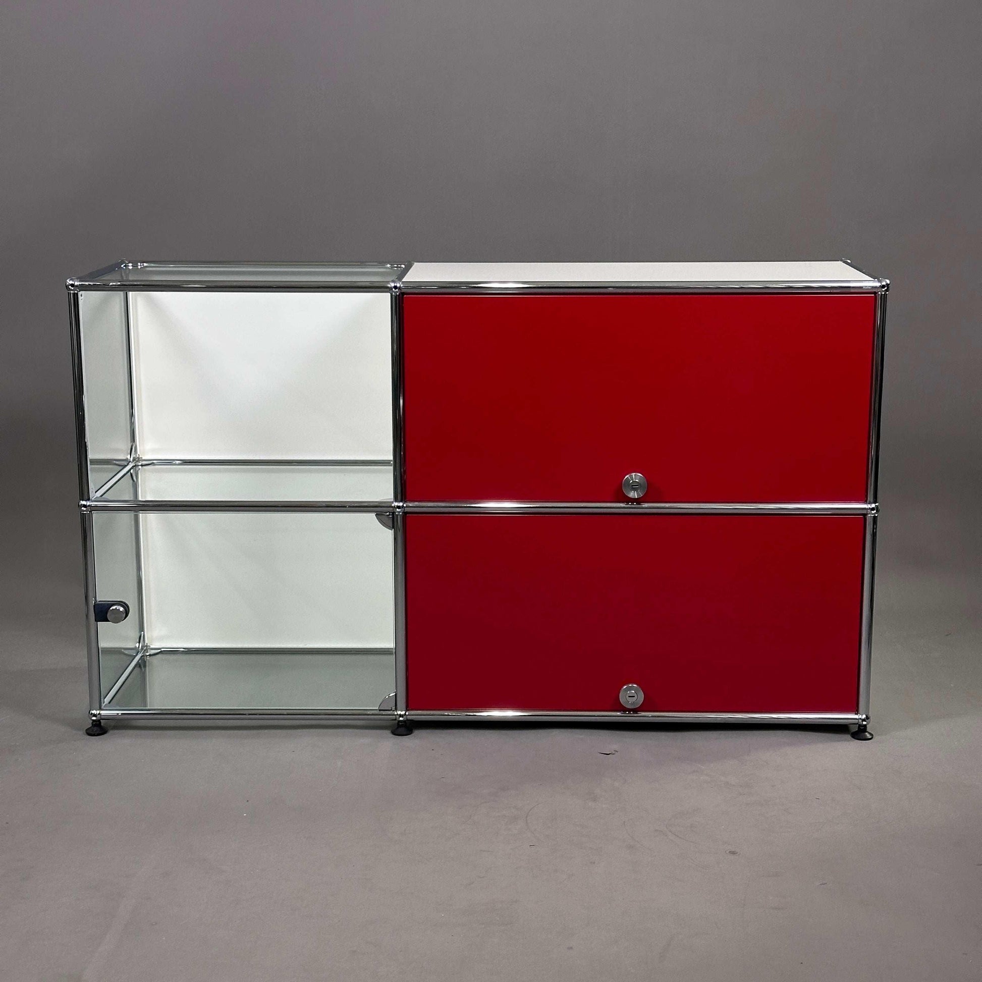 USM Haller Highboard 2x2 in weiß mit rubinroten Einschubklappen und Glastür, modernes Design, 74x109x38 cm