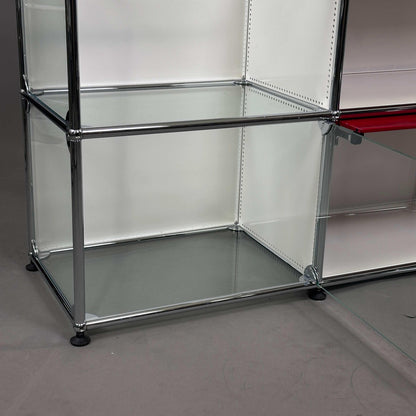 USM Haller Highboard 2x2 weiß mit rubinroten Einschubklappen und Glastür, modernes Design