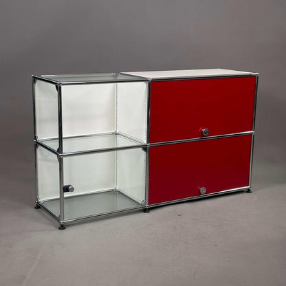 USM Haller Highboard 2x2 weiß mit rubinroten Einschubklappen und Glastür, modernes Design, 74x109x38 cm