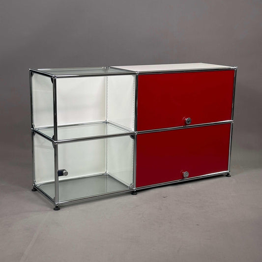 USM Haller Highboard 2x2 weiß mit rubinroten Einschubklappen und Glastür, modernes Design, 74x109x38 cm