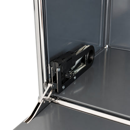 Detailansicht des anthrazitgrauen USM Haller Highboards mit Softclose-Klappenmechanik und verchromtem Stahlrohrrahmen.