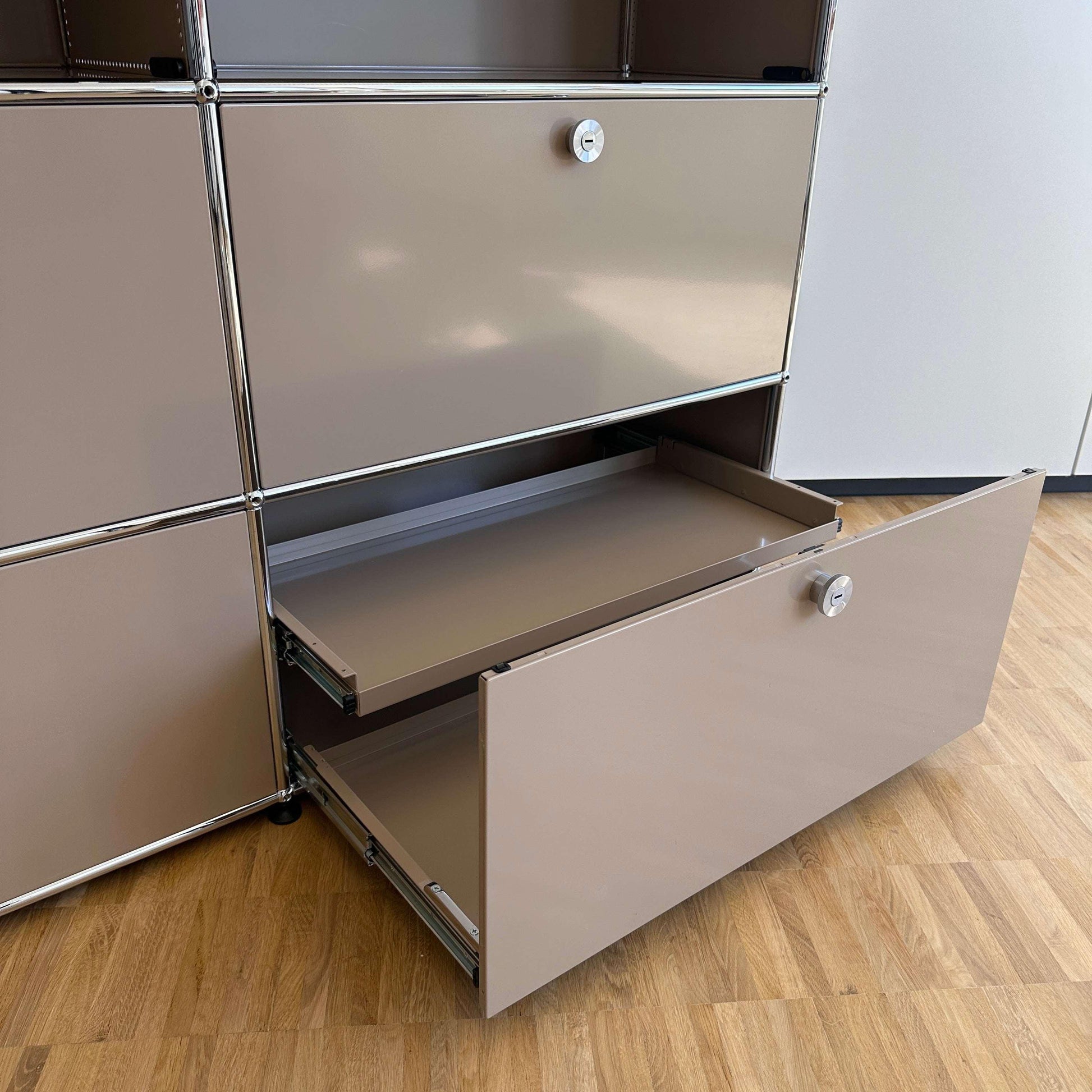 USM Haller Highboard 2x3 beige mit geöffneten Auszügen auf Holzfußboden