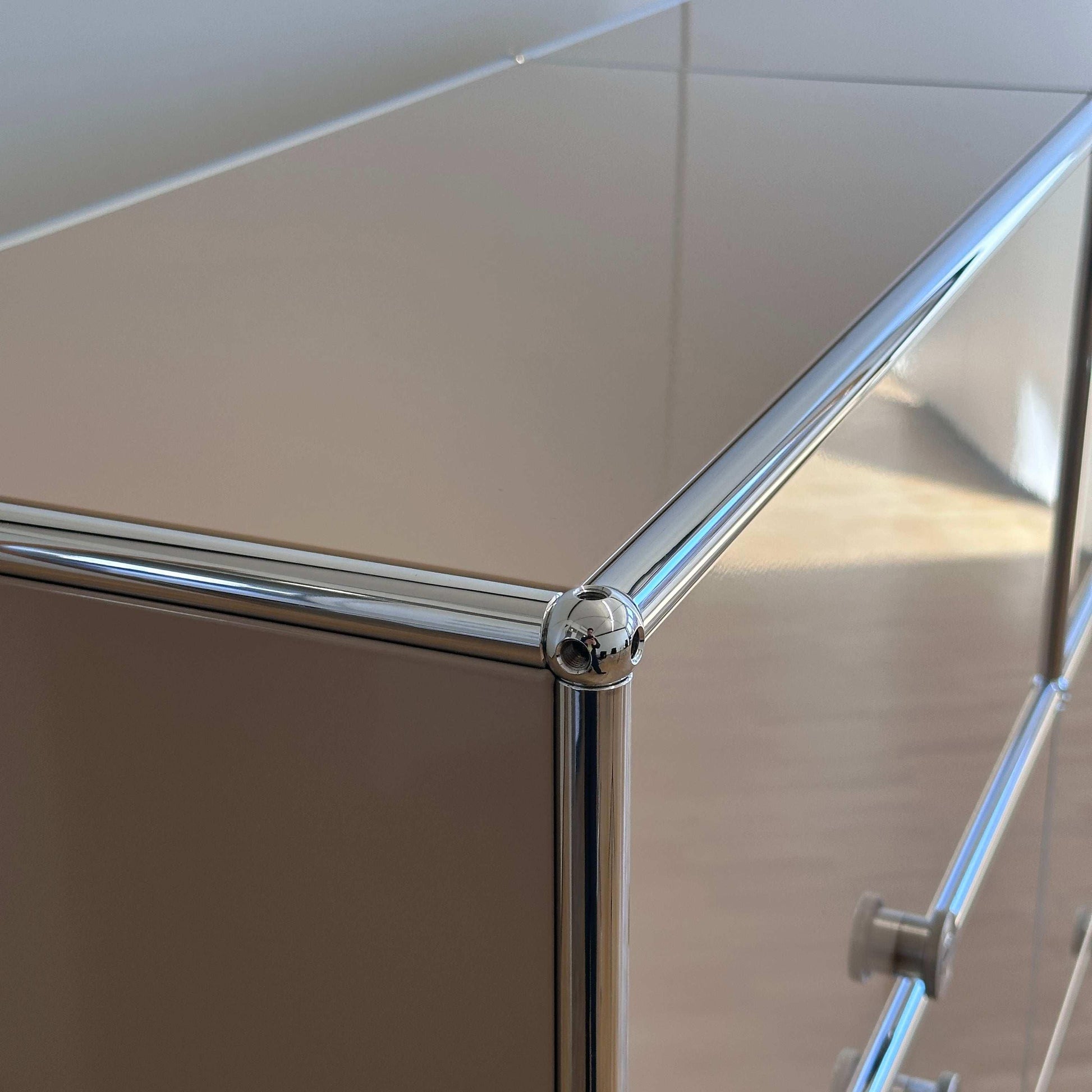 USM Haller Highboard 2x3 beige mit 4 Auszügen und 2 Klappen, hochwertige Chromrahmen Detailansicht