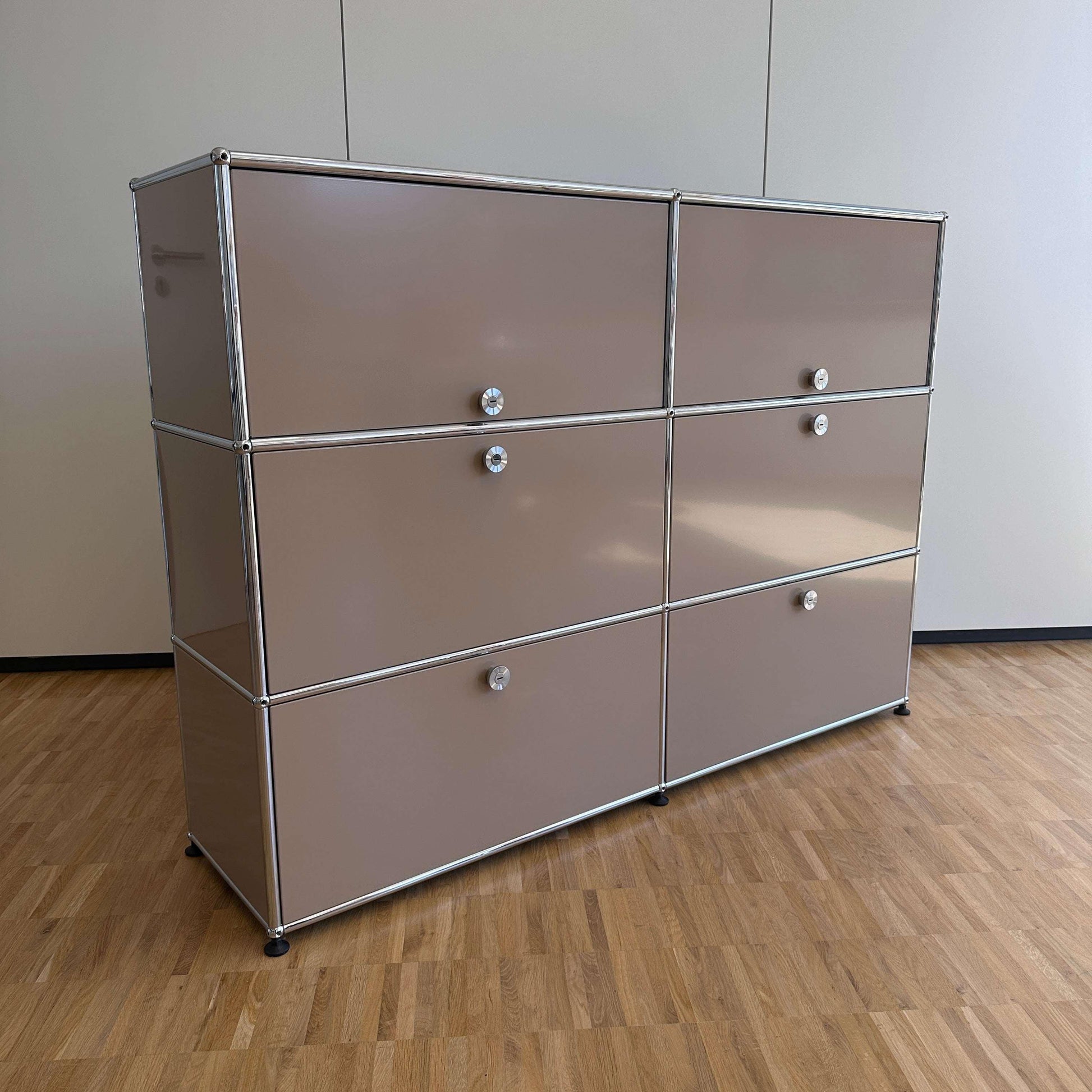 USM Haller Highboard 2x3 beige mit 4 Auszügen und 2 Klappen auf Holzfußboden