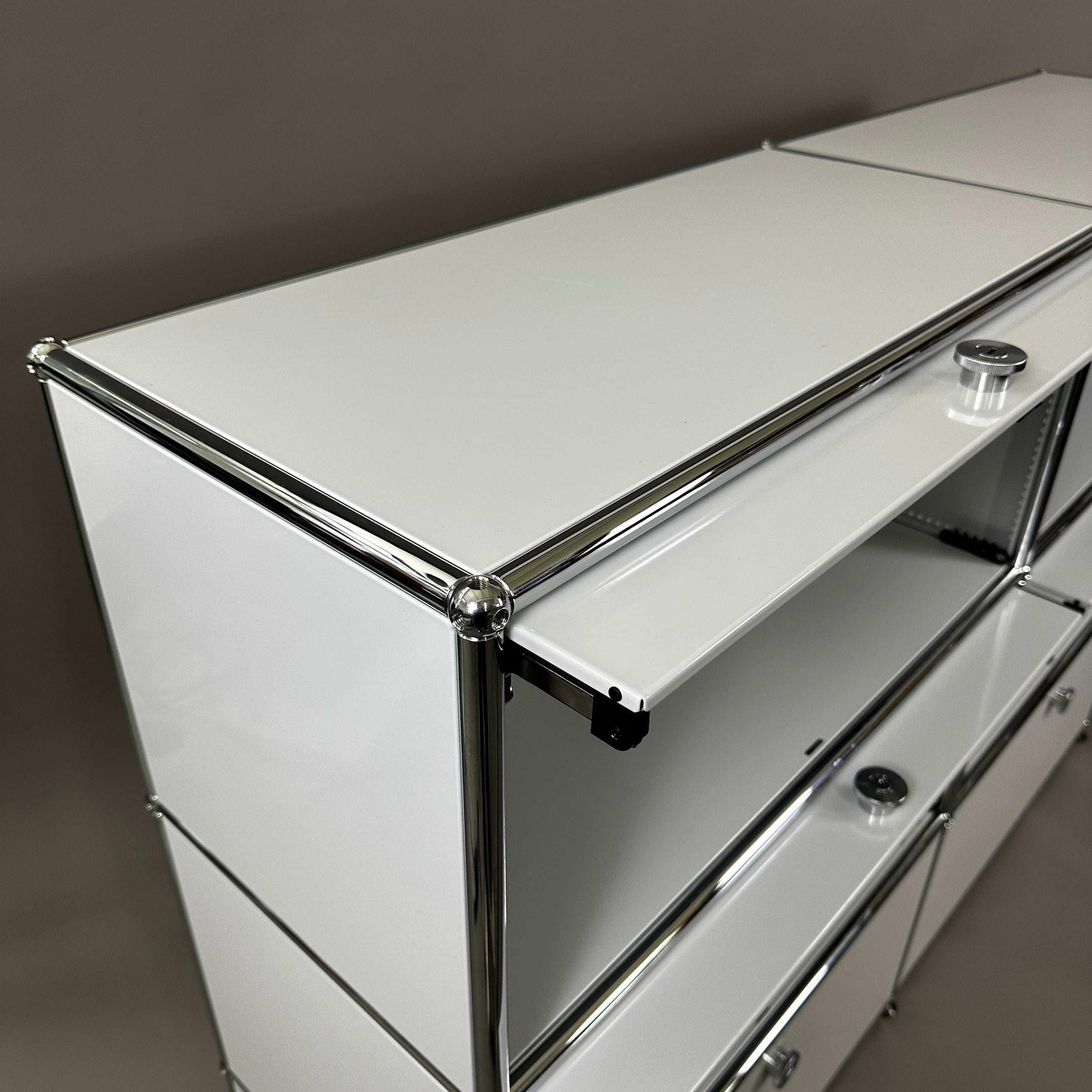 USM Haller Highboard 2x3 lichtgrau mit 4 Einschüben und 2 Klappen, Maße 152x109x38 cm, modernes Design