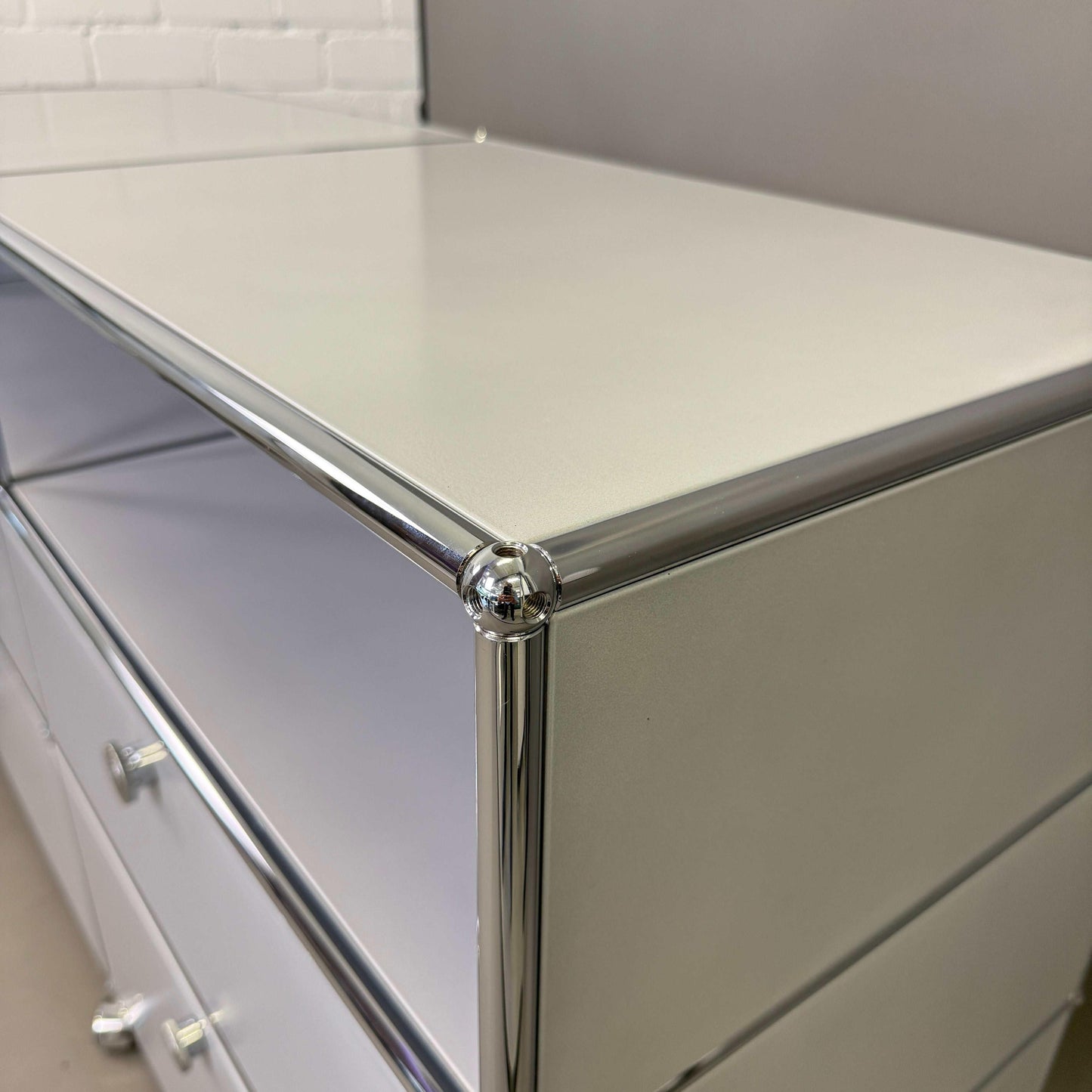 USM Haller Highboard mattsilber mit 4 Auszügen und offenen Fächern in modernem Design