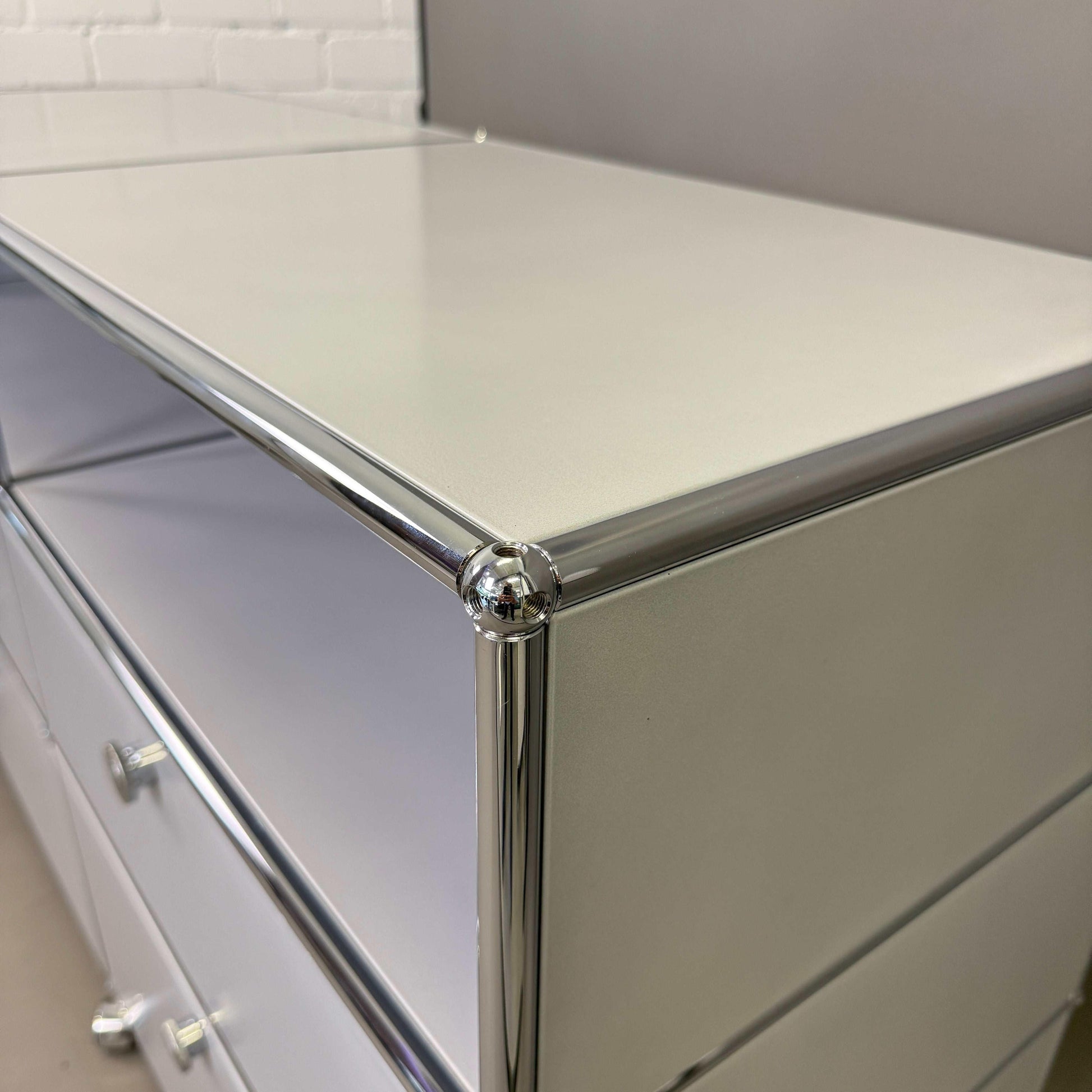 USM Haller Highboard mattsilber mit 4 Auszügen und offenen Fächern in modernem Design