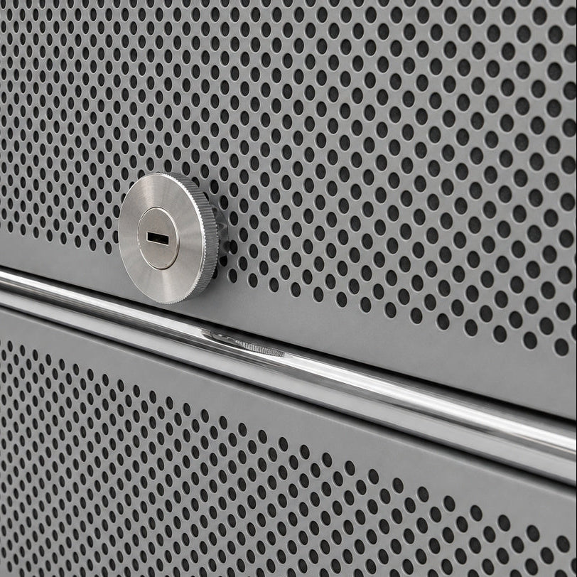 Mittelgraues USM Haller Highboard mit perforierten Schallschutz-Fronten und silbernem Metall-Drehgriff.