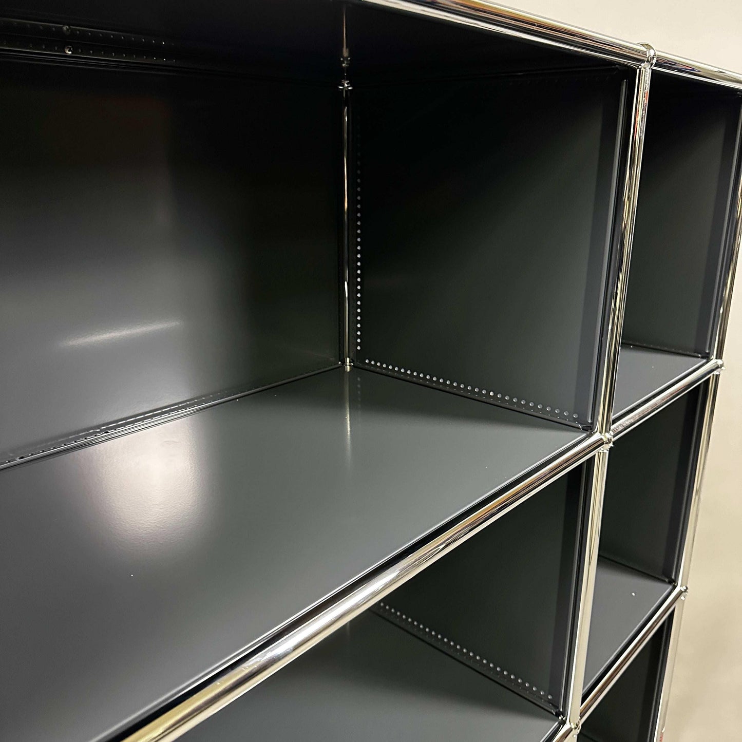 USM Haller Highboard 2x3 offen anthrazitgrau in neuwertigem Zustand, 112x109x38 cm