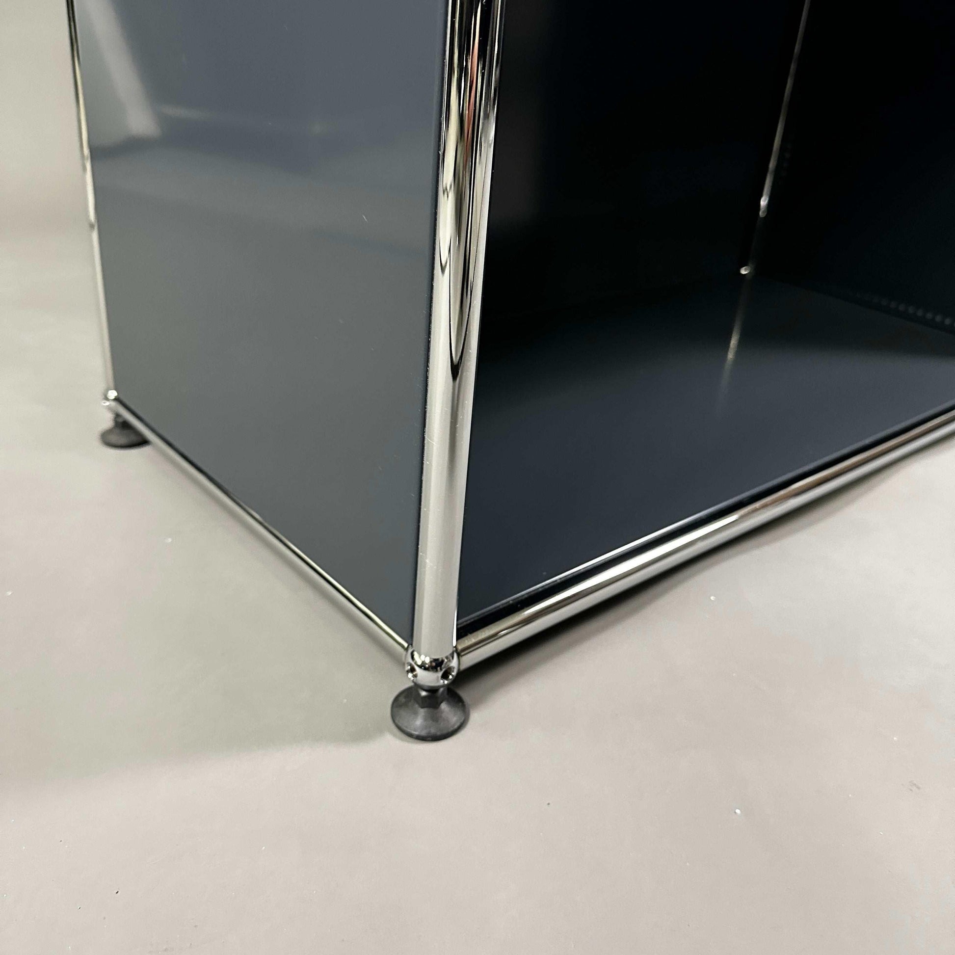 USM Haller Highboard 2x3 offen anthrazitgrau mit verchromtem Metallgestell und neuwertigem Zustand