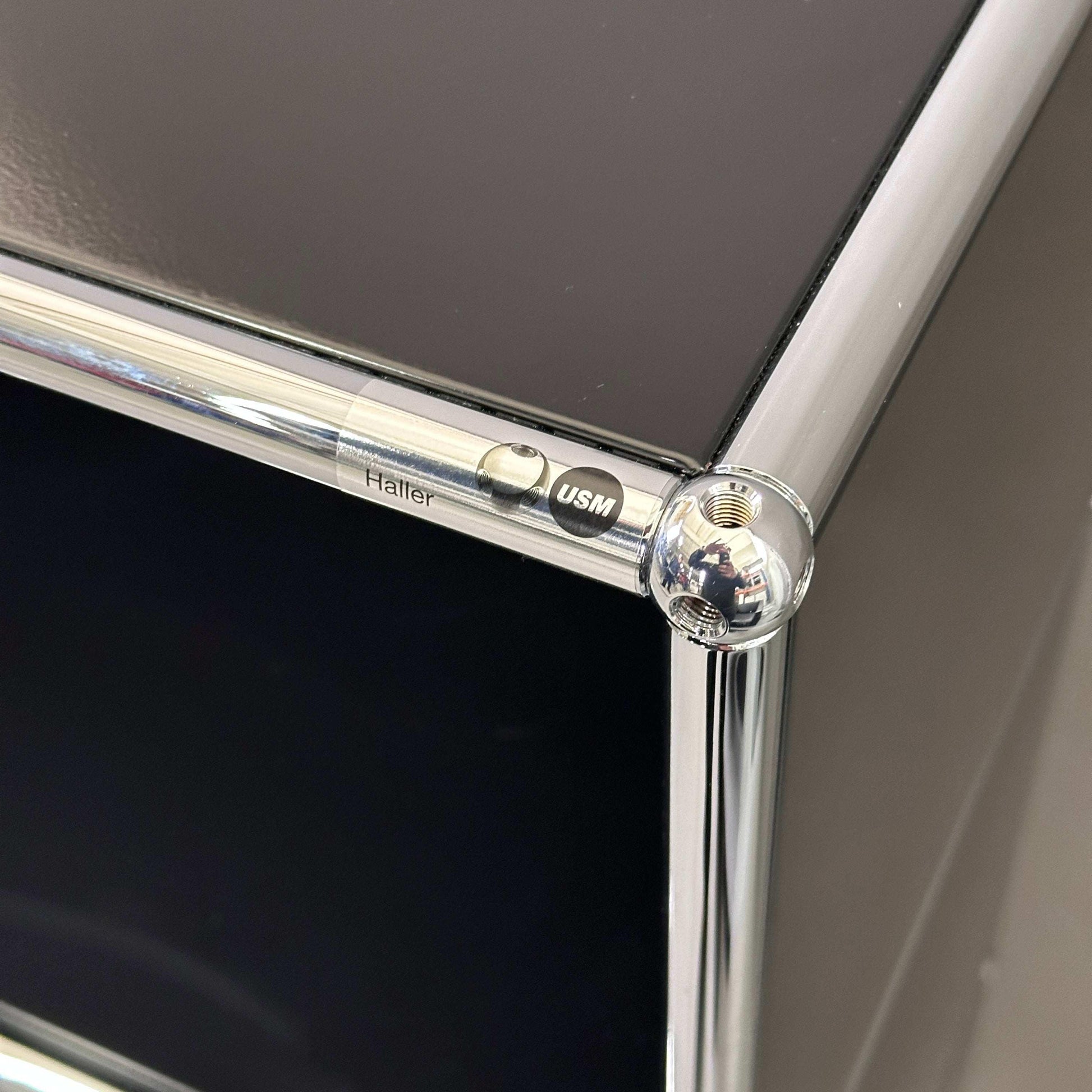 USM Haller Highboard 2x3 in Graphitschwarz mit vier Softclose-Klappen und verchromtem Gestell
