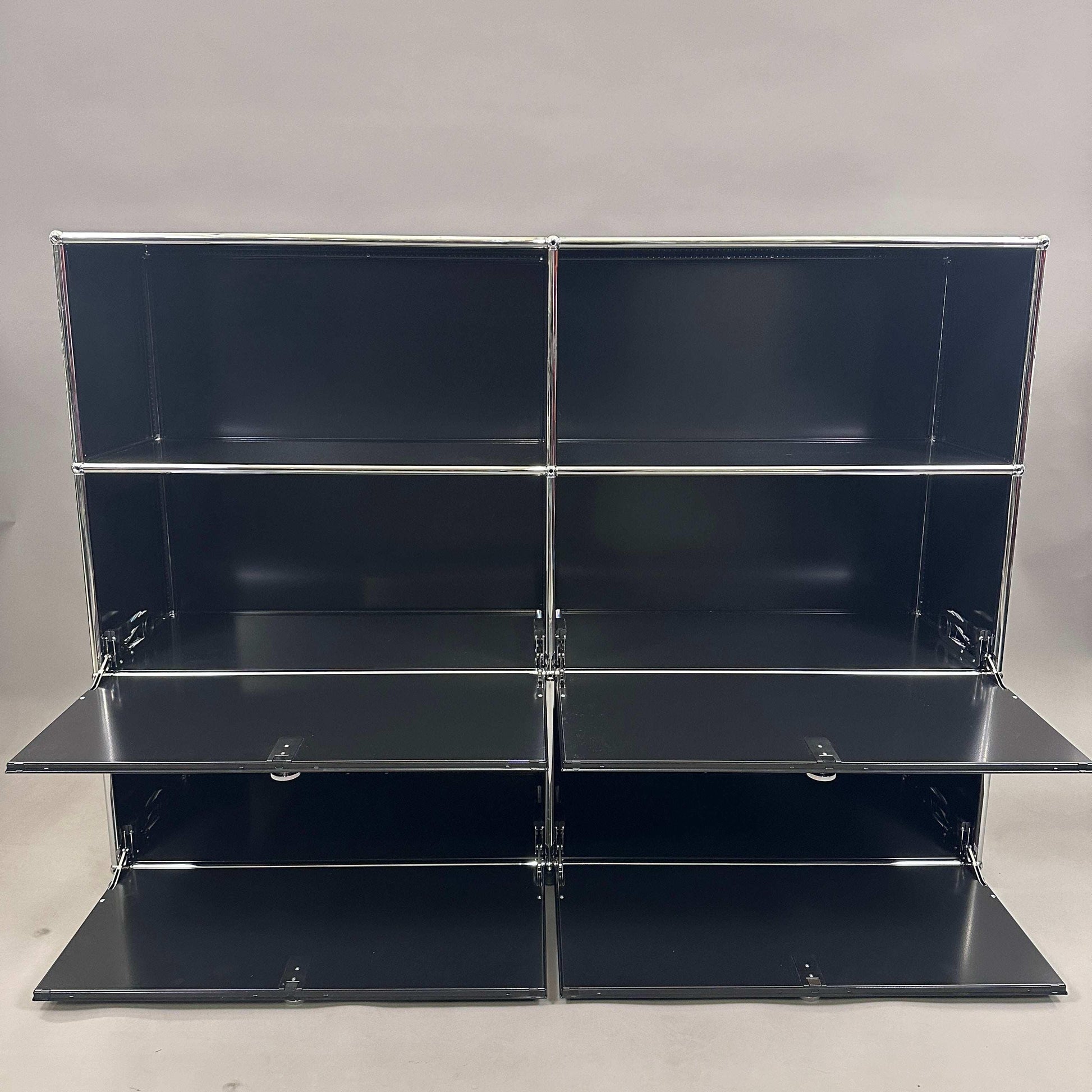 USM Haller Highboard 2x3 in Graphitschwarz mit vier geöffneten Softclose-Klappen und modernen Metallrahmen
