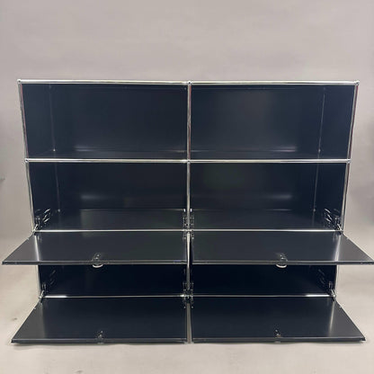 USM Haller Highboard 2x3 in Graphitschwarz mit vier geöffneten Softclose-Klappen und modernen Metallrahmen