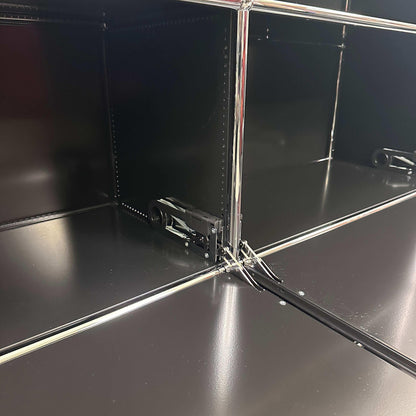 USM Haller Highboard 2x3 in Graphitschwarz mit vier Softclose Klappen und verchromten Rahmen, Innenansicht des Schranks