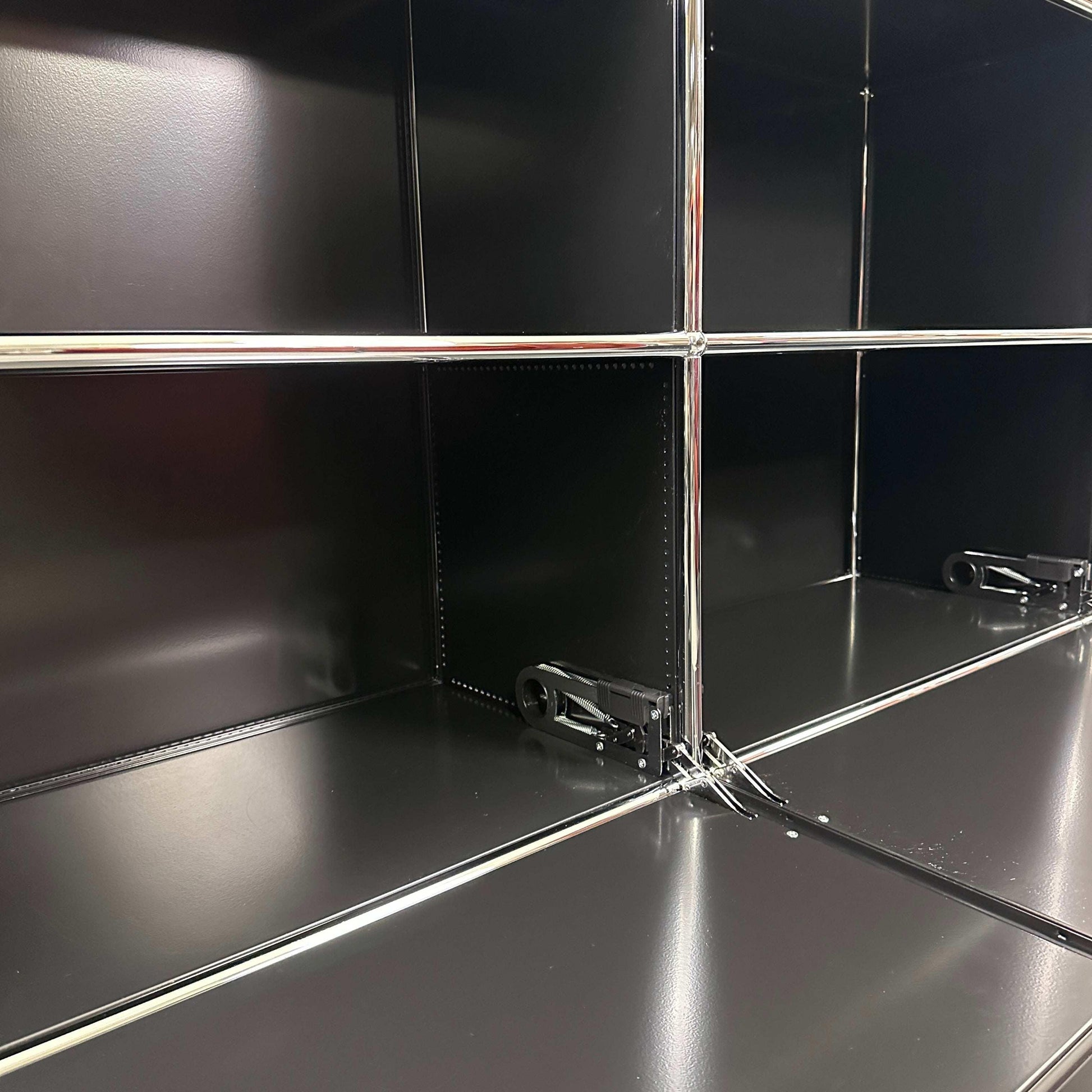 USM Haller Highboard 2x3 in Graphitschwarz mit vier Softclose Klappen und Chromrahmen in sehr gutem Zustand