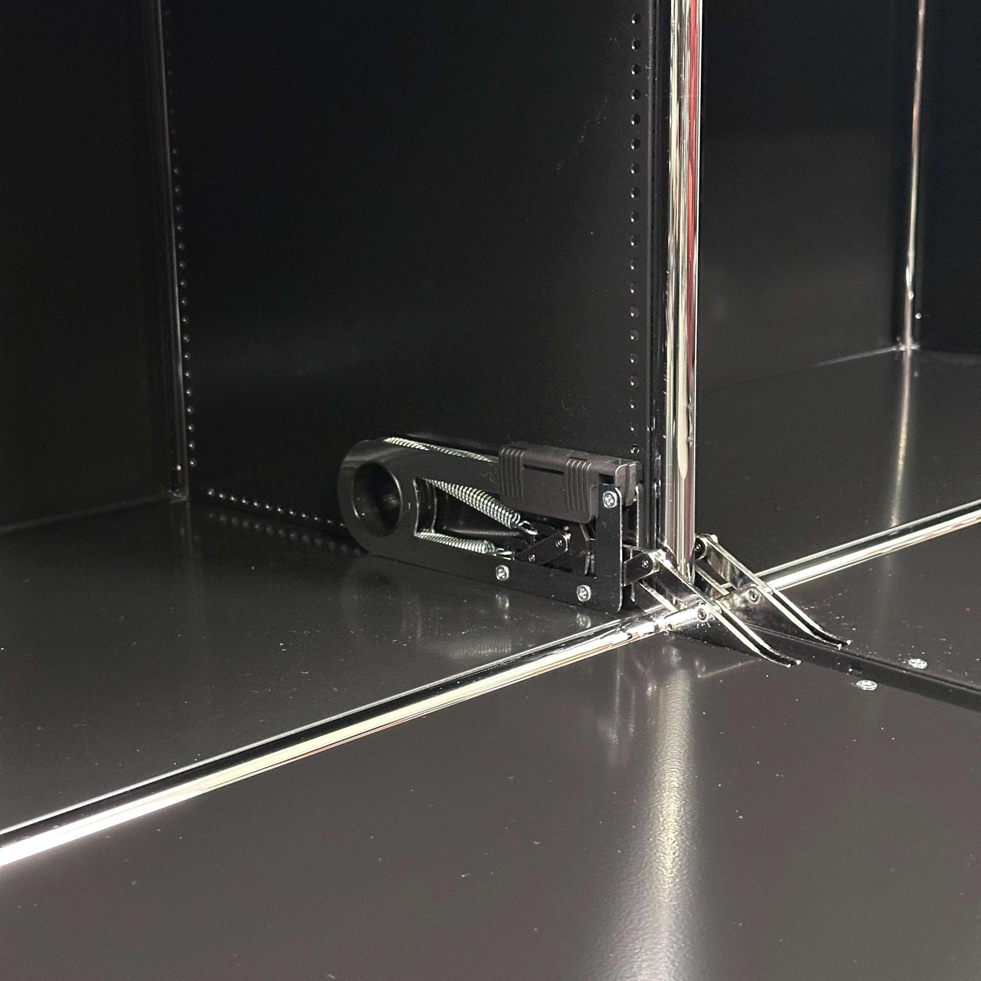 USM Haller Highboard 2x3 schwarz mit 4 Softclose Klappen und Chromdetails in Graphitschwarz