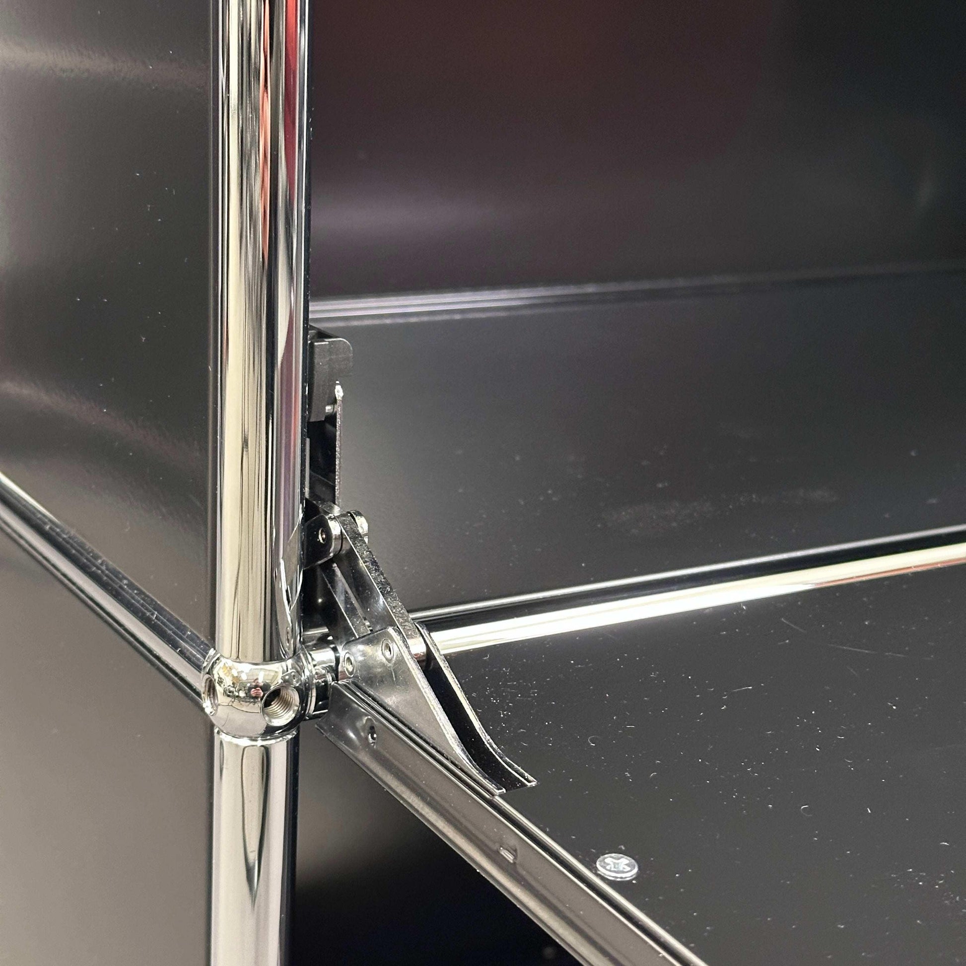 USM Haller Highboard 2x3 in Graphitschwarz mit vier Softclose Klappen und verchromtem Gestell