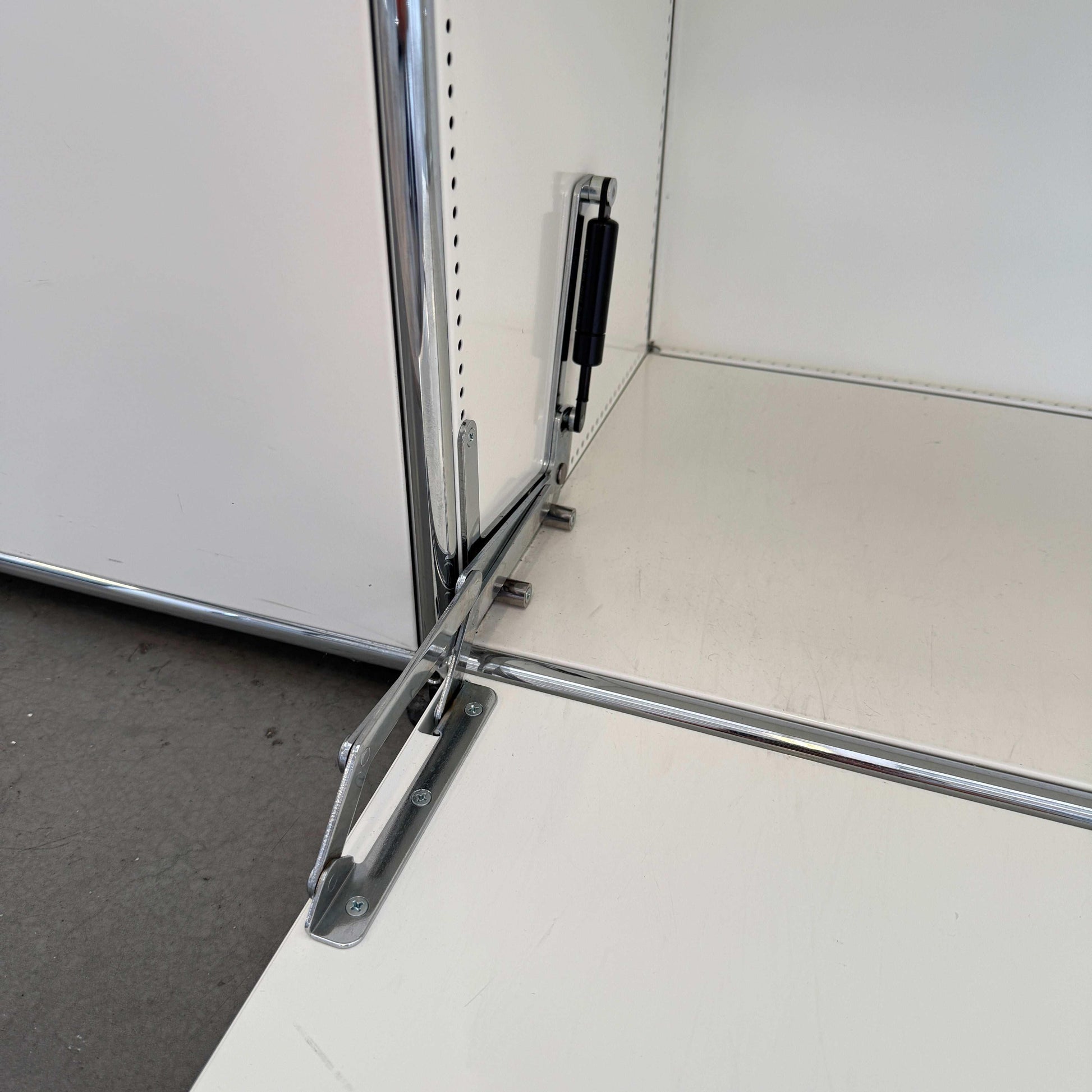 USM Haller Highboard weiße 2x3 Klappen Front 1. Generation mit Gebrauchsspuren abschließbar chrom Detailaufnahme