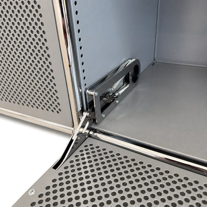 USM Haller Highboard in Mittelgrau mit perforierten Schallschutz-Elementen und Klappmechanismus im Detail.