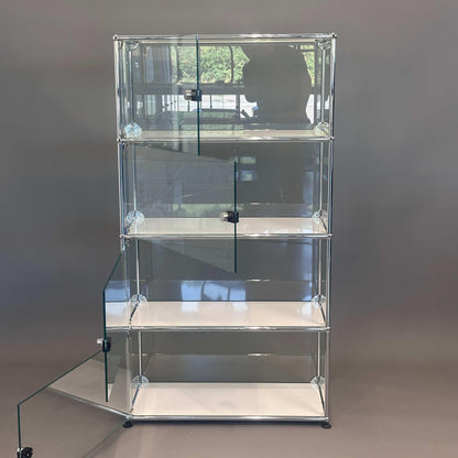 USM Haller Highboard Vitrine aus Glas mit weißen Fachböden, 145x78x38 cm, transparent und reinweiß