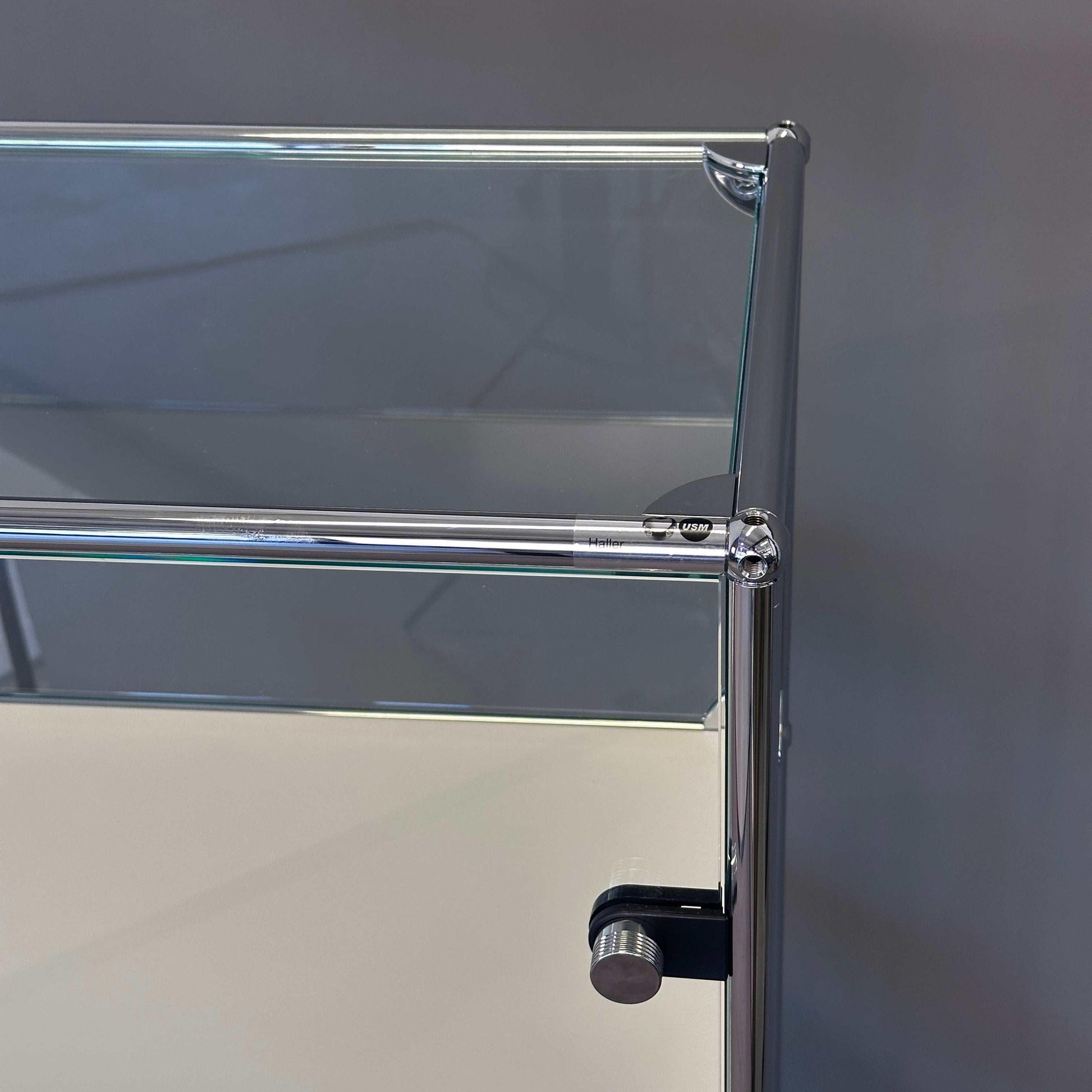 USM Haller Highboard Vitrine aus Glas mit weißen Fachböden und Chromrahmen in Reinweiß