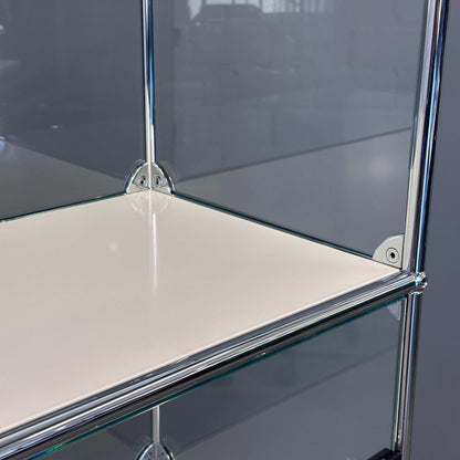 USM Haller Highboard Vitrine aus Glas mit weißen Fachböden und verchromtem Rahmen, 145x78x38 cm, reinweiß
