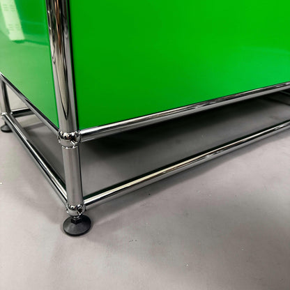 USM Haller Highboard Detailaufnahme grün-gelb-schwarzes Design mit Chromrahmen und Standfüßen