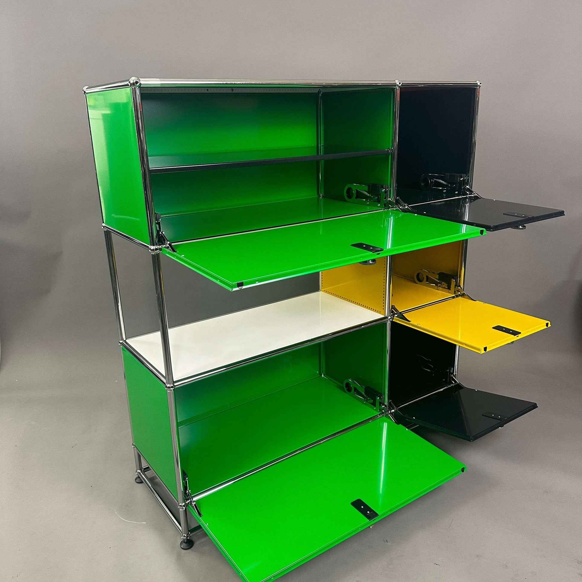 USM Haller Highboard grün gelb schwarz mit 5 Klappen und Zwischentablar, modernes Design, 120x112x38 cm