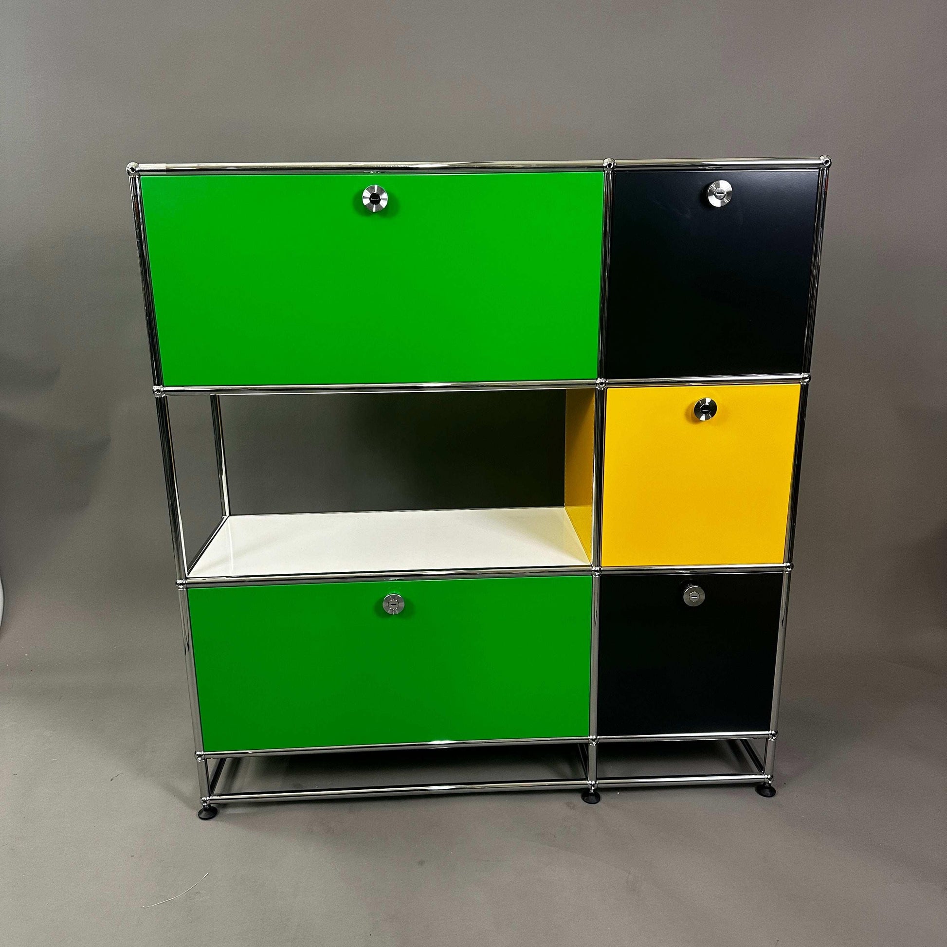 USM Haller Highboard mit 5 Klappen in Grün, Gelb und Schwarz, 120x112x38 cm, metallisches Gestell
