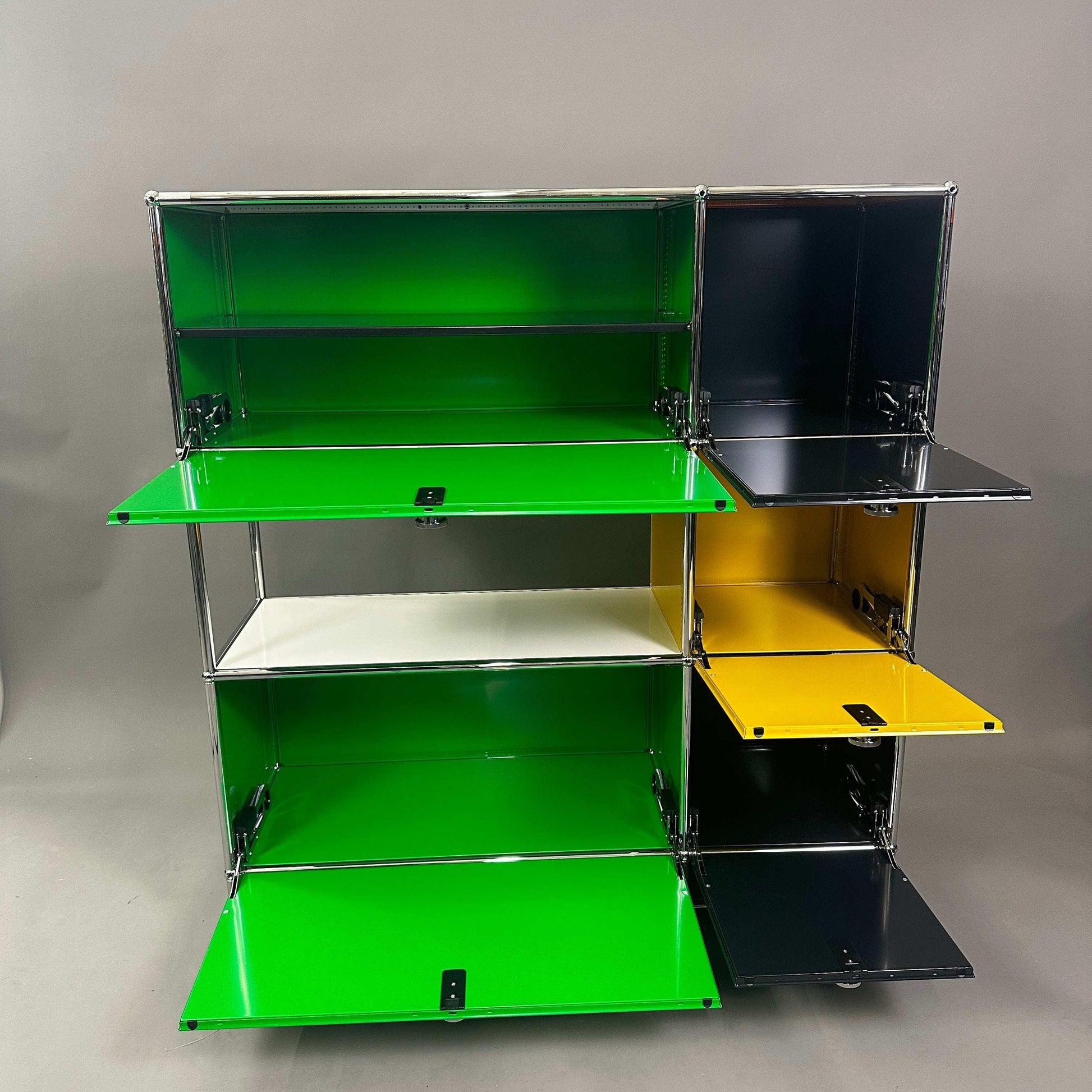 USM Haller Highboard in Grün, Gelb, Schwarz mit 5 Klappen und Zwischentablar