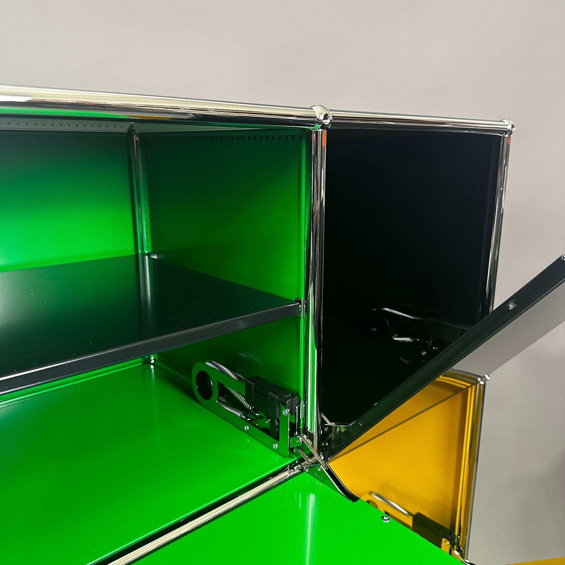 USM Haller Highboard mit grüner, gelber und schwarzer Klappe, 2x3 Fächer, 1 Zwischentablar, 10cm Standfüße, 120x112x38 cm