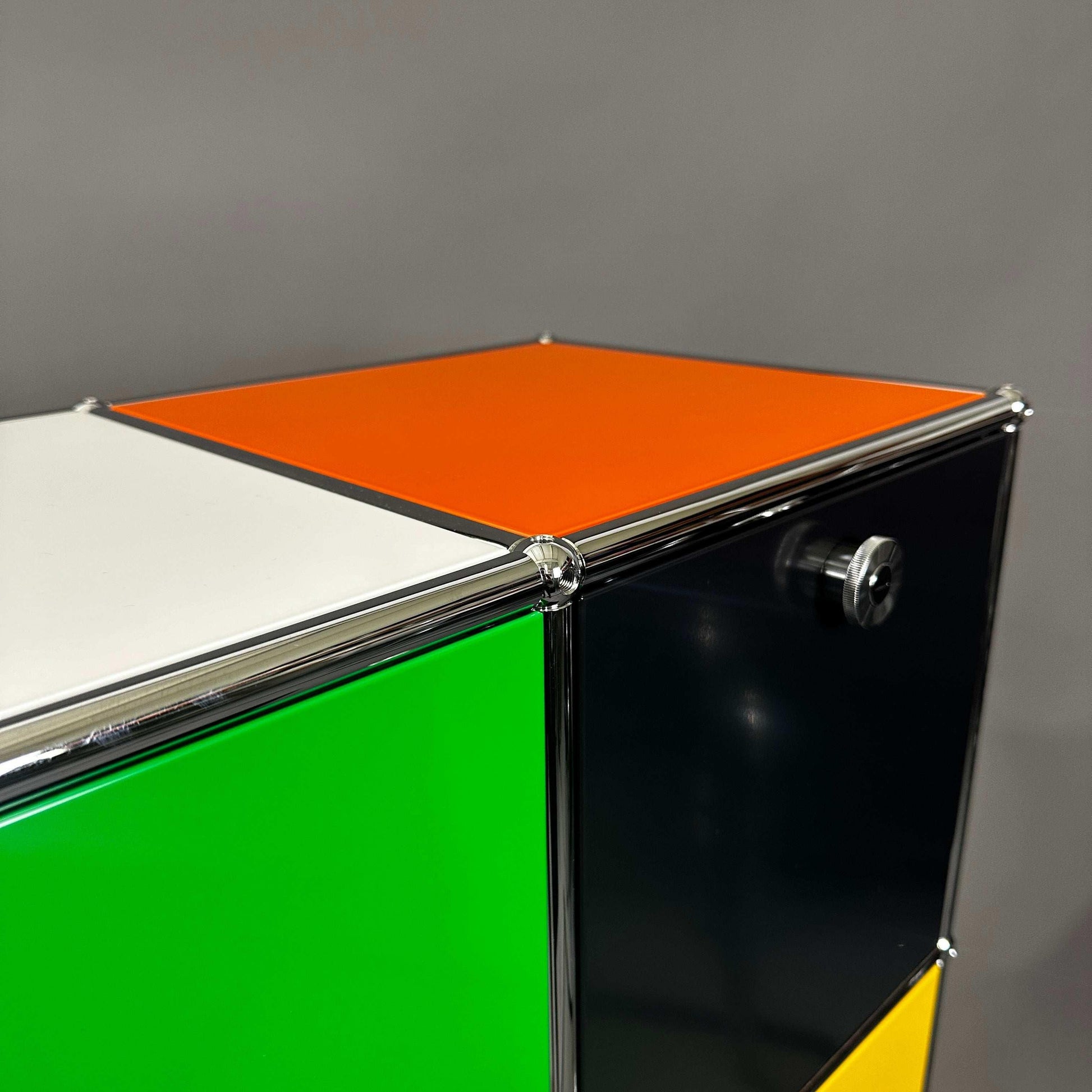 USM Haller Highboard in Grün, Gelb, Schwarz und Weiß mit fünf Klappen und 10 cm Standfüßen