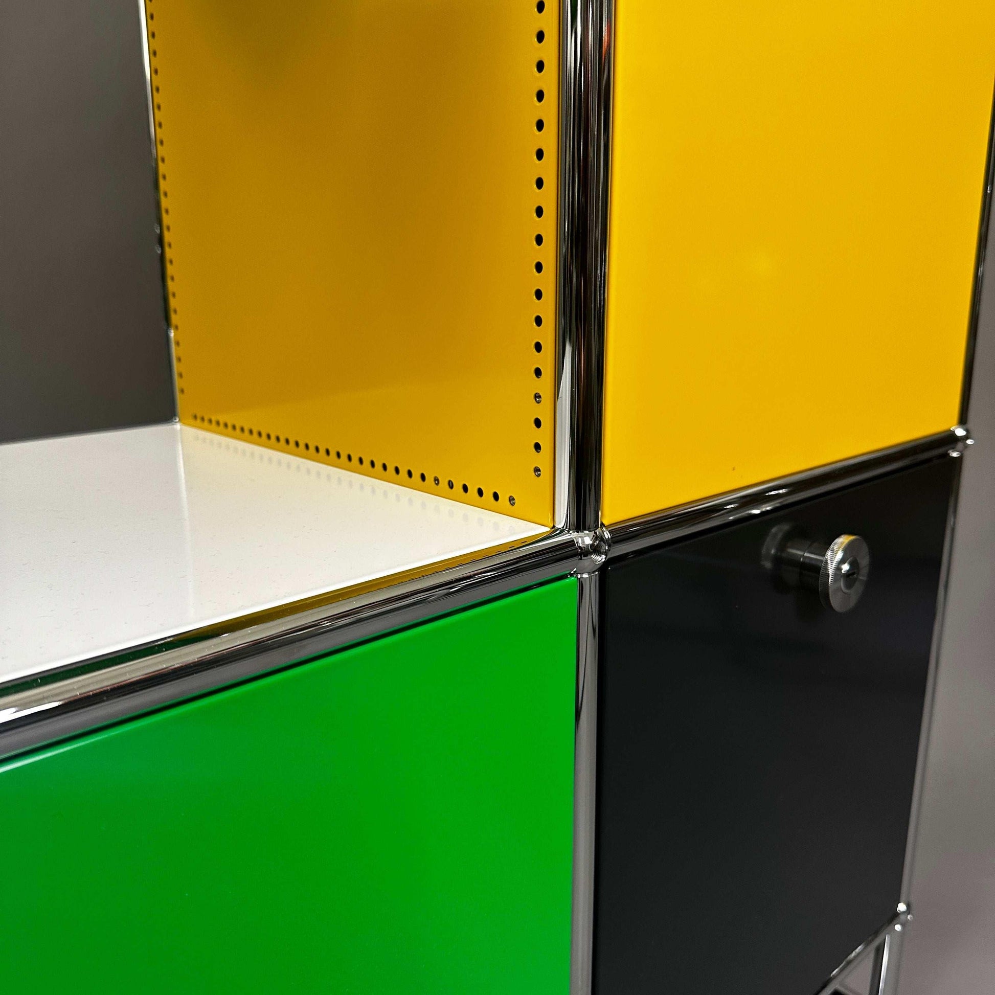 USM Haller Highboard in grün, gelb und schwarz mit Klapptüren und Chromrahmen