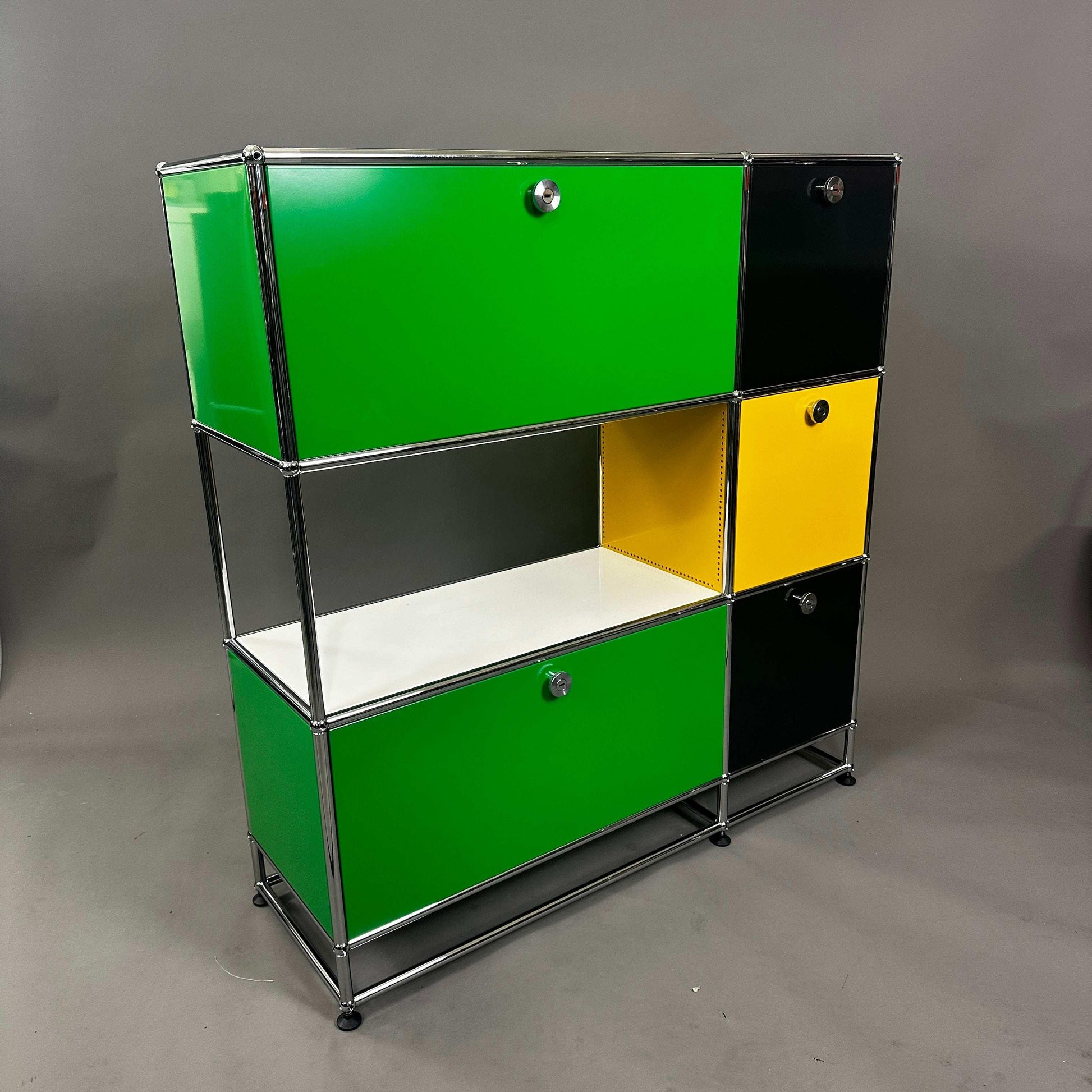 USM Haller Highboard in Grün, Gelb und Schwarz mit fünf Klappen und Zwischentablar, modernes Design, 120x112x38 cm