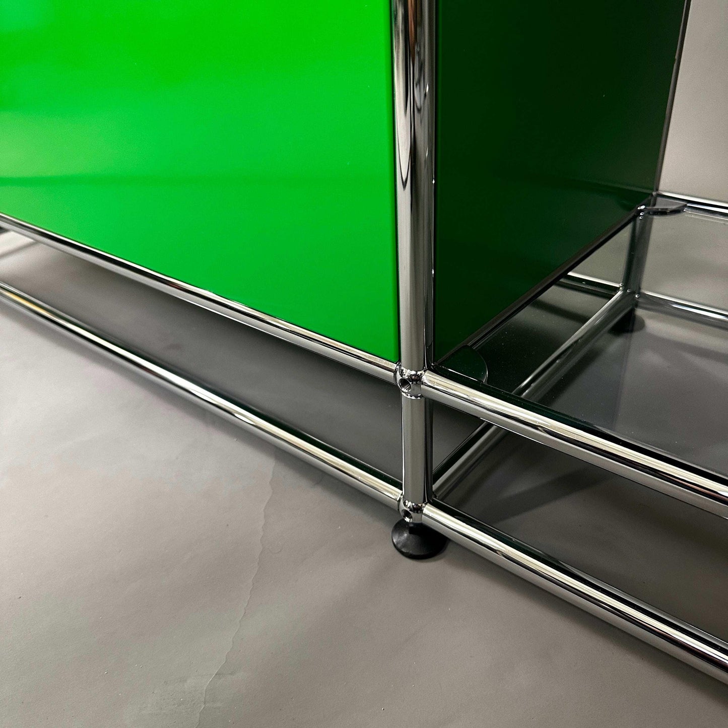 USM Haller Highboard grün schwarz mit Chromgestell und Glastablaren nahaufnahme Beine und Seitenansicht