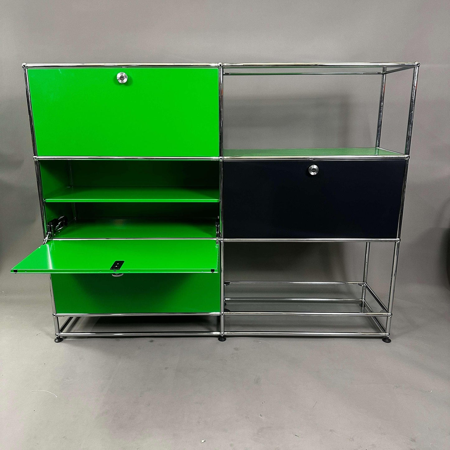 USM Haller Highboard grün und schwarz mit Glastablaren und Softclose-Klappen in modernem Design
