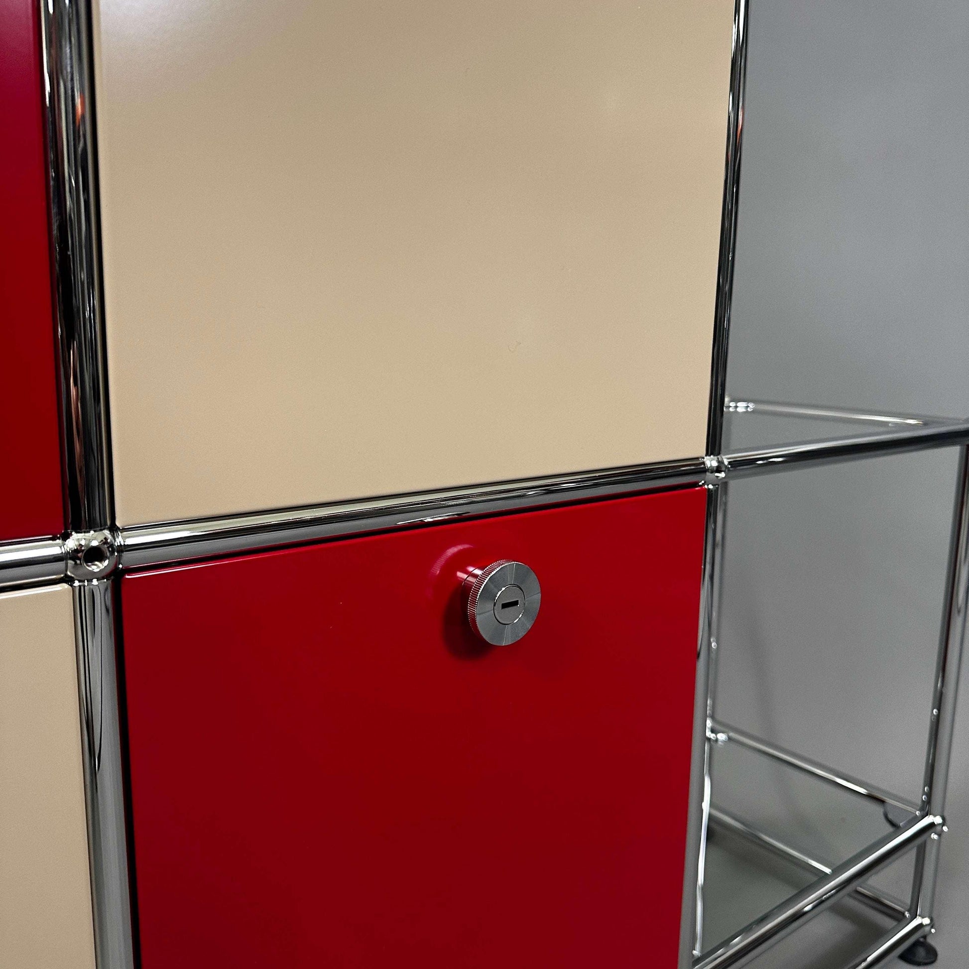 USM Haller Highboard in rubinrot, reinweiß und beige mit 5 Klappen, 2 Glasfächern und 28 cm Tiefe