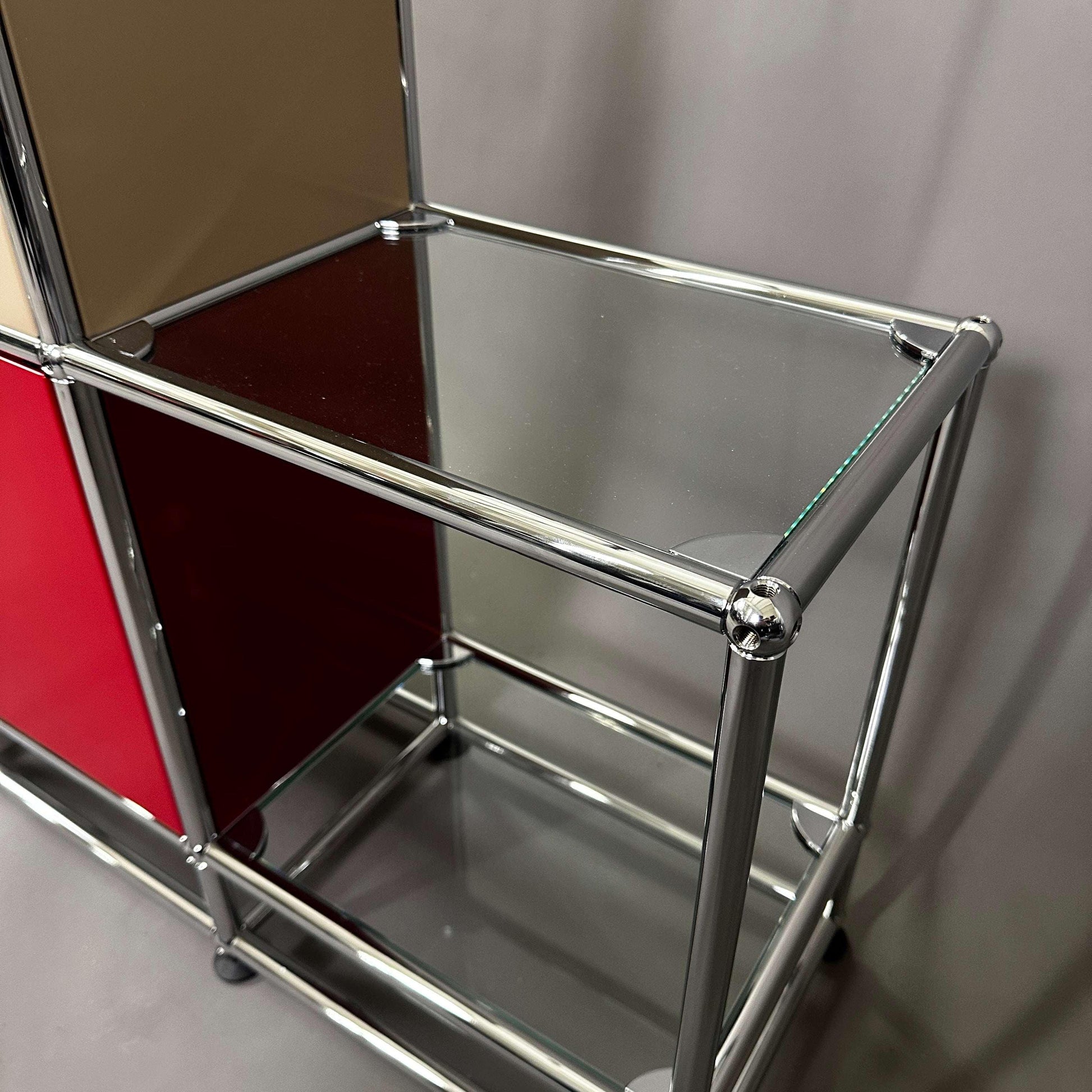 USM Haller Highboard mit Glasfach in rot, weiß und beige, 28 cm Tiefe, 3x3 Module mit 5 Softclose-Klappen, 120x107x28 cm