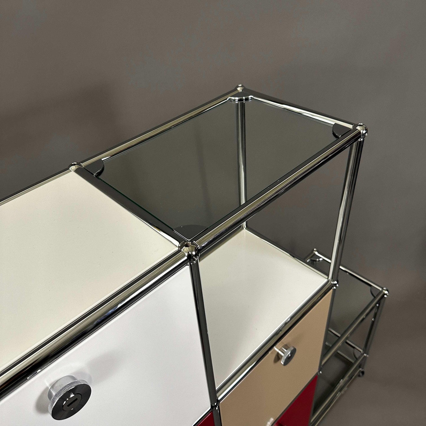 USM Haller Highboard 3x3 mit 5 Klappen in rot, weiß und beige, 28 cm Tiefe, gläserne Fächer und Chromrahmen