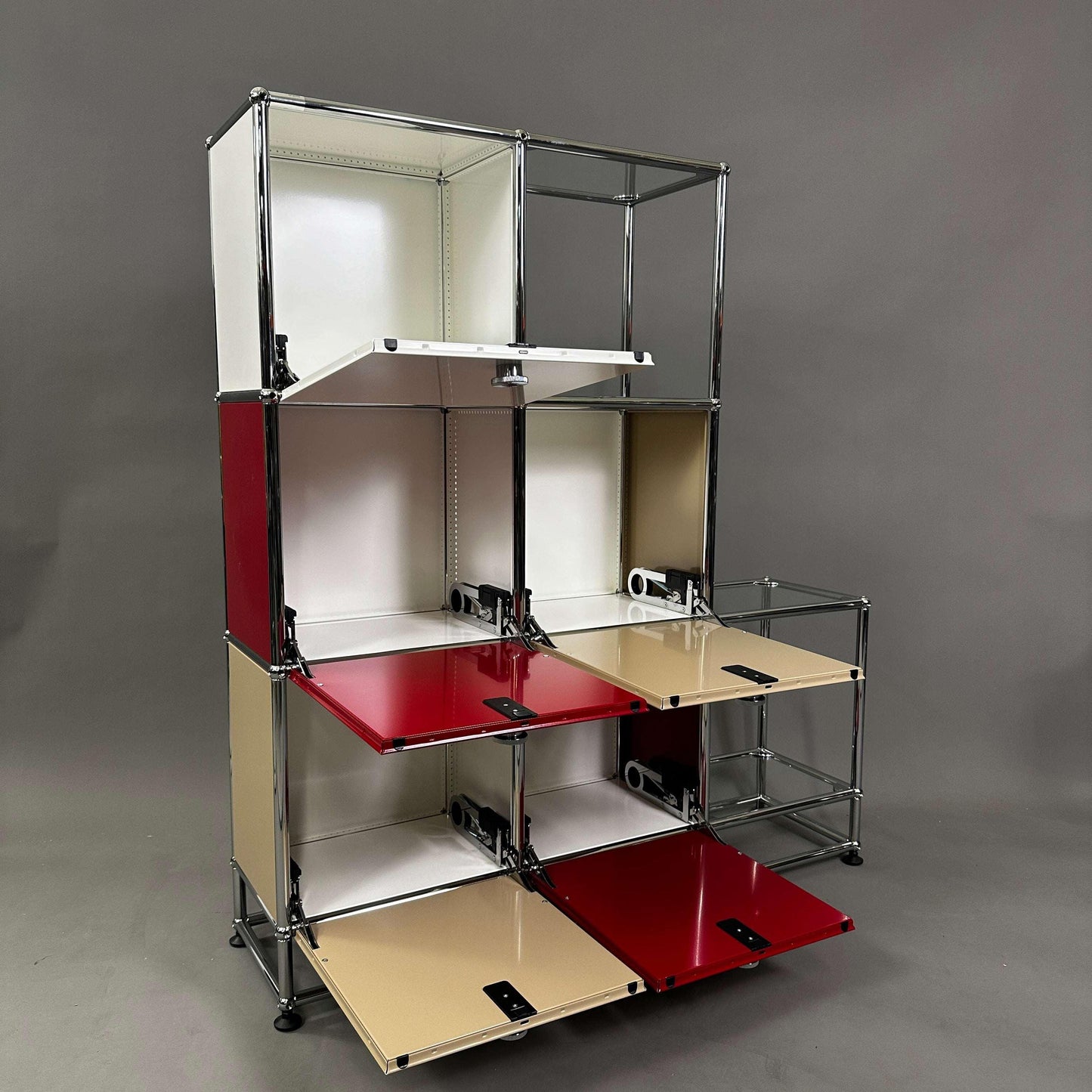 USM Haller Highboard in rot, weiß und beige mit 5 Klappen und 2 Glasfächern, 28 cm Tiefe