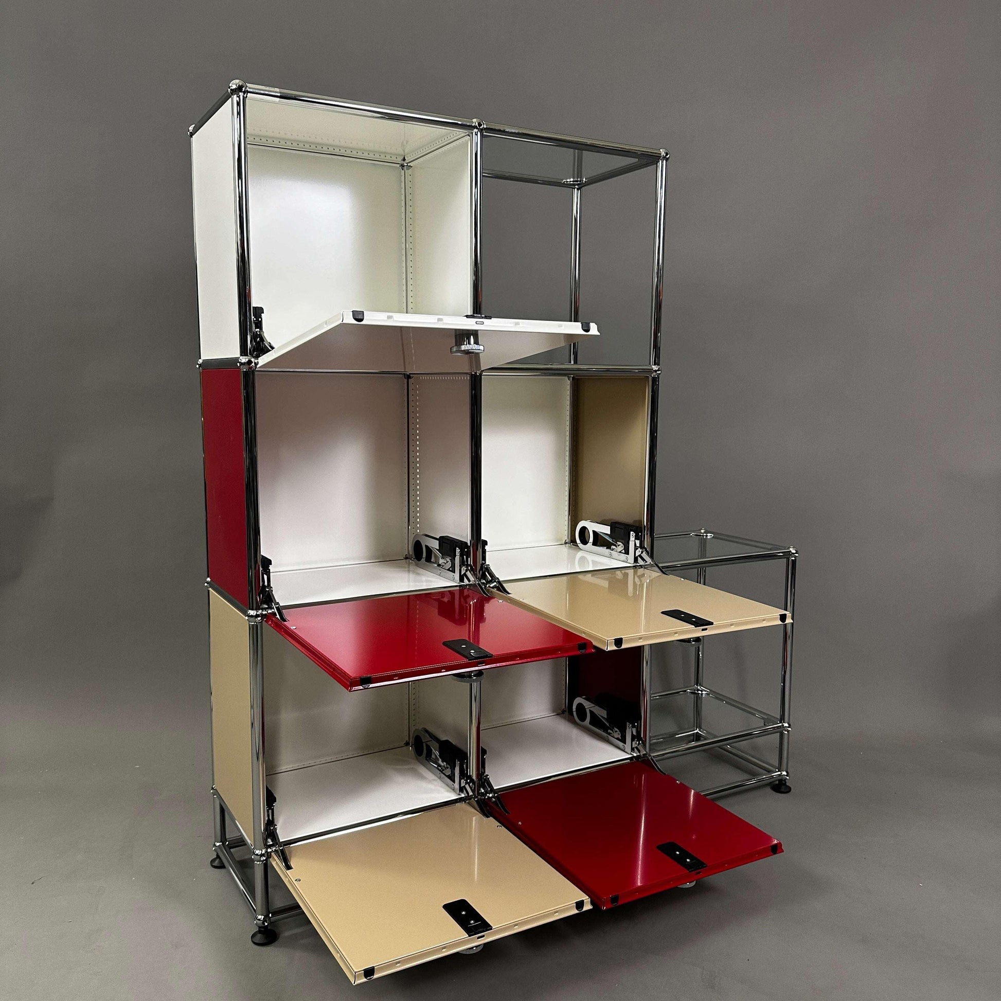 USM Haller Highboard in rot, weiß und beige mit 5 Klappen und 2 Glasfächern, 28 cm Tiefe