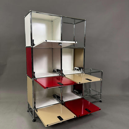 USM Haller Highboard in rot, weiß und beige mit 5 Klappen und 2 Glasfächern, 28 cm Tiefe