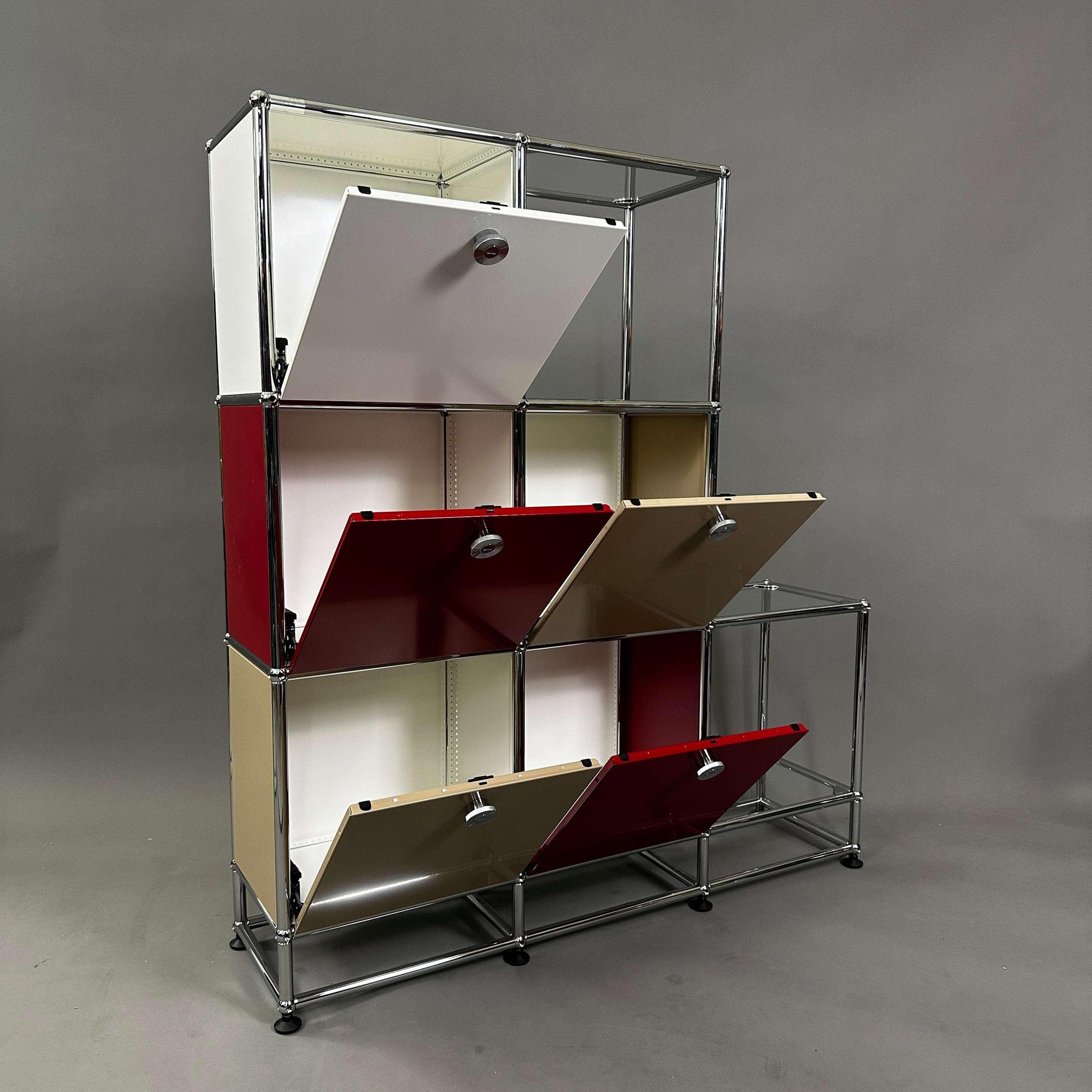 USM Haller Highboard 3x3 in Rot, Weiß und Beige mit fünf Softclose-Klappen und zwei Glasfächern, Tiefe 28 cm