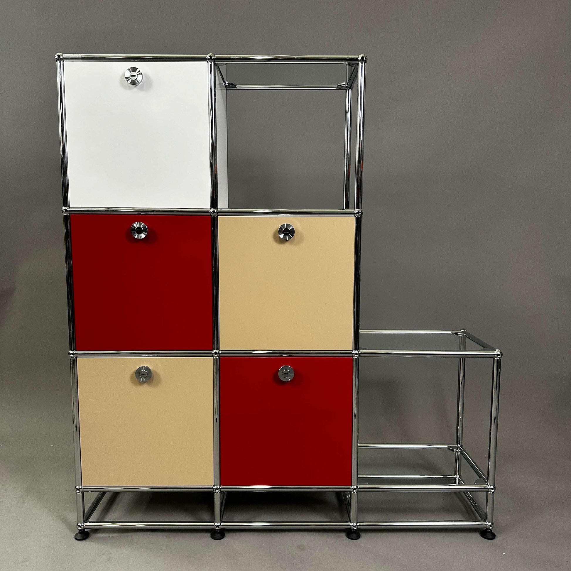USM Haller Highboard 3x3 mit 5 Klappen in Rubinrot, Reinweiß und Beige, 28 cm Tiefe, Chromgestell