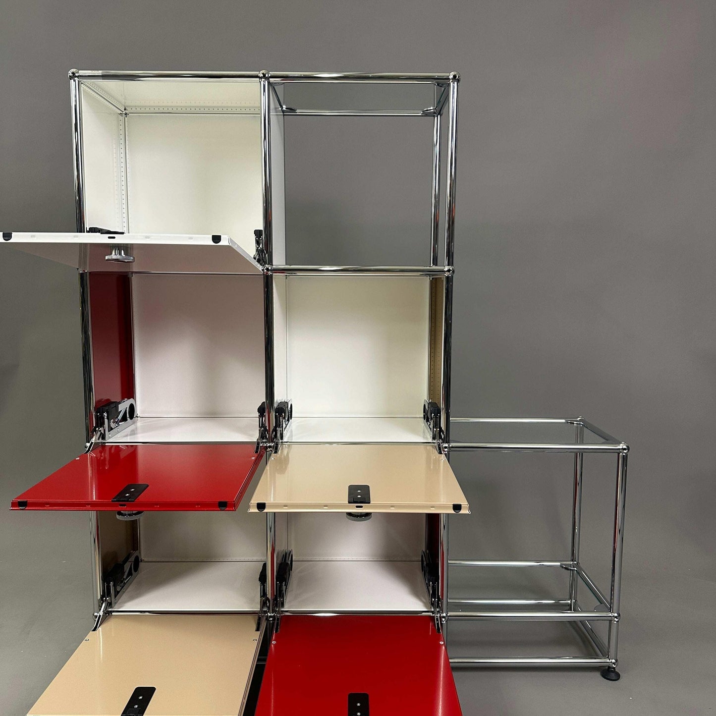 USM Haller Highboard 3x3 mit 5 Klappen in rot, weiß und beige, 28 cm Tiefe, moderne Chromrahmen und Glasfächer